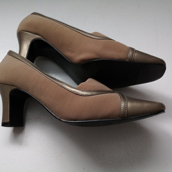 Tender Tootsies Lucille Ladies Size 6.5 Wide Tan & Gold Dress Shoes - Picture 2 of 5